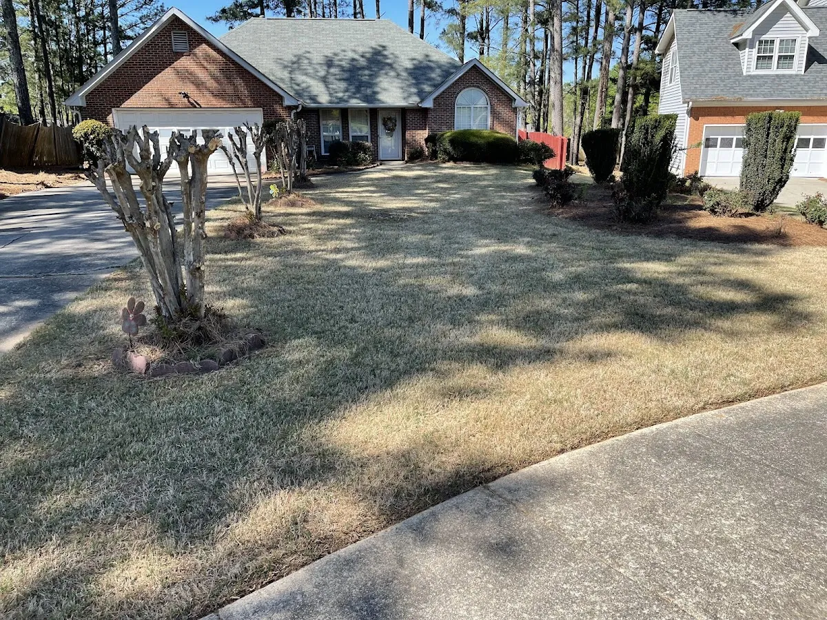 A tidy, freshly serviced front yard with crisp edges in Stockbridge, GA